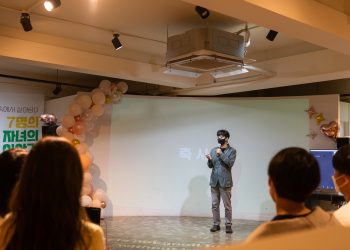 어둠 속에서 살아남다